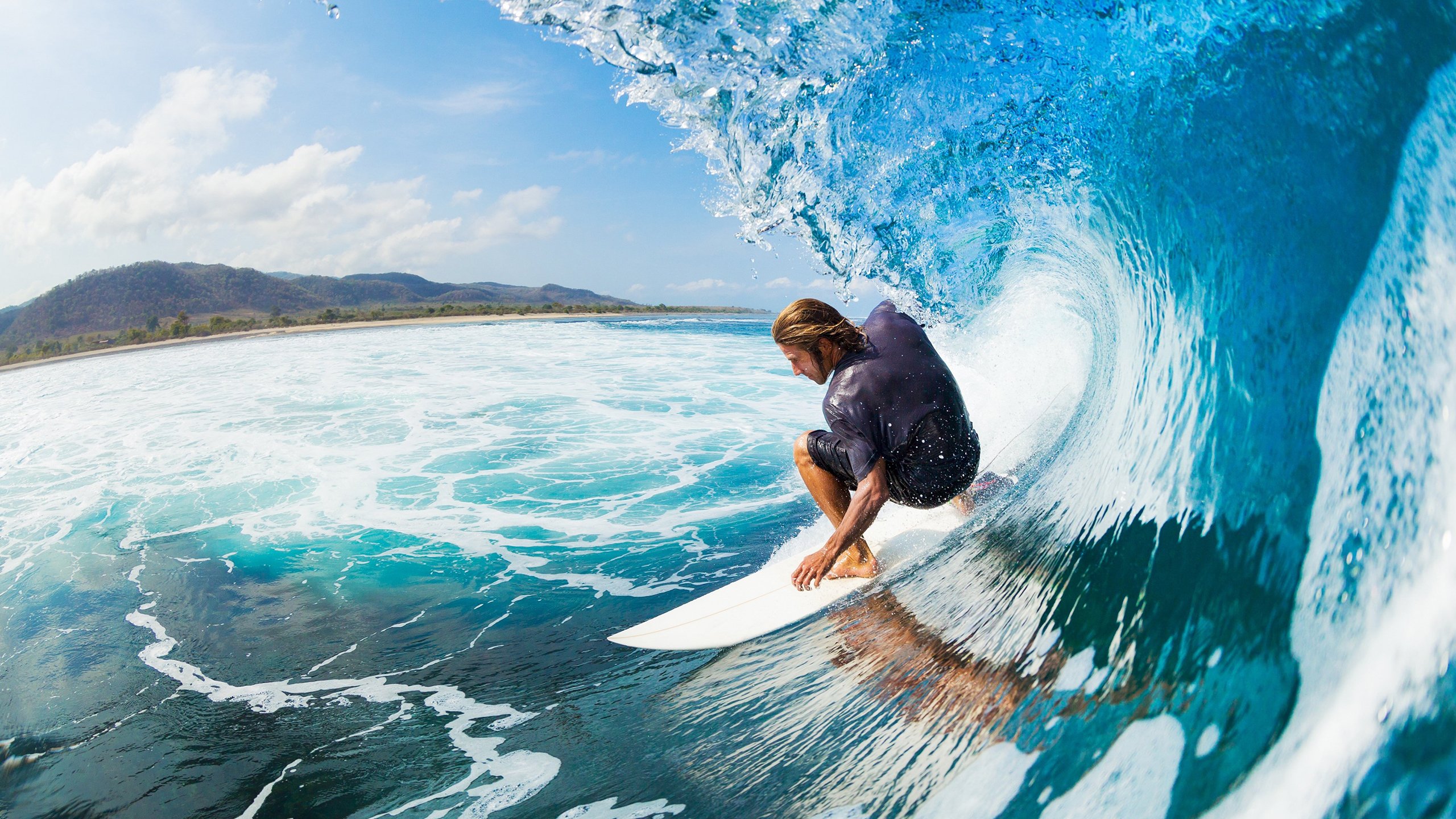 _高空走钢丝：技巧与勇气的完美结合_，高空走钢丝演员的质量为50kg,为安全起见